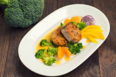 Lezzetli fileto balık kızartma tavada kavrulmuş. Mandalina sosu, biber ve Haşlanmış brokoli dilim al dente gönderildi. Ahşap arka plan. Üstten Görünüm. Yakın çekim