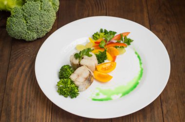 Haşlanmış levrek buğulama sebzeli - tamamen sağlıklı yemek. Üstten Görünüm. Yakın çekim