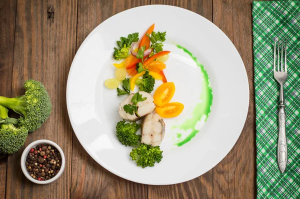 Gekochter Seebarsch mit gedünstetem Gemüse - eine absolut gesunde Mahlzeit. Ansicht von oben. Nahaufnahme — Stockfoto