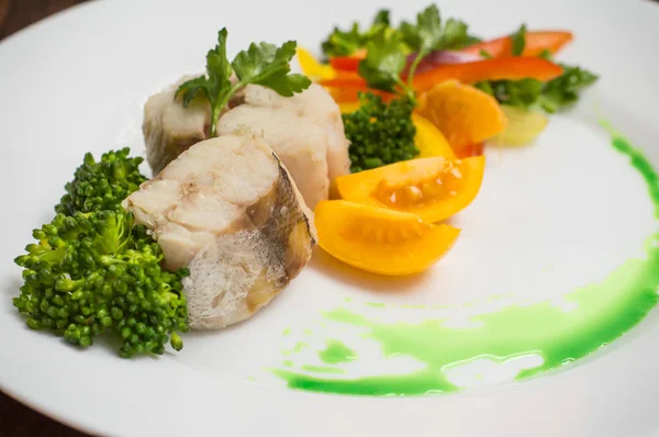 Gekookte zeebaars met gestoomde groenten - volledig gezonde maaltijd. Close-up — Stockfoto