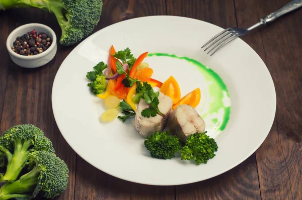 Sabre de mer bouilli aux légumes cuits à la vapeur - repas totalement sain. Vue de dessus. Gros plan — Photo