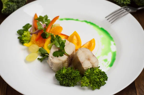 Ikan laut rebus dengan sayuran kukus benar-benar makanan sehat. Close-up — Stok Foto