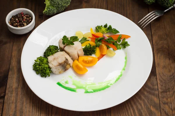 Gekookte zeebaars met gestoomde groenten - volledig gezonde maaltijd. Bovenaanzicht. Close-up — Stockfoto