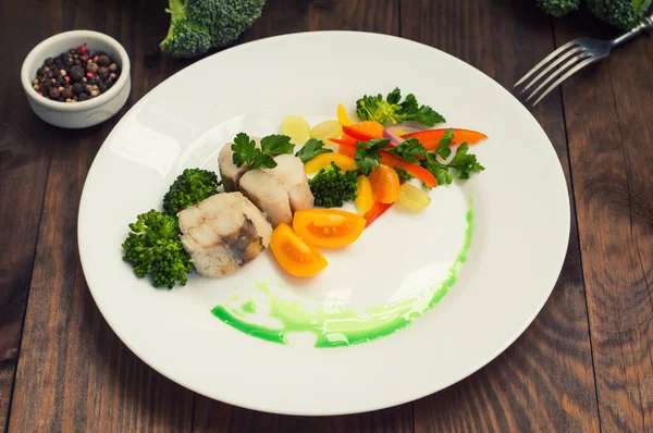 Sabre de mer bouilli aux légumes cuits à la vapeur - repas totalement sain. Vue de dessus. Gros plan — Photo