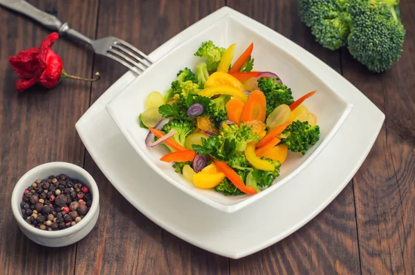 Zelfgemaakte groene Broccoli salade met druiven UI — Stockfoto