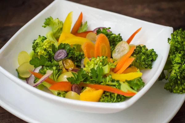 Zelfgemaakte groene Broccoli salade met druiven UI — Stockfoto