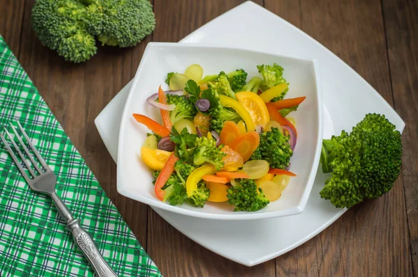 Zelfgemaakte groene Broccoli salade met druiven UI — Stockfoto