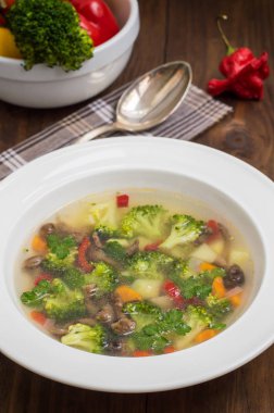 Sebze çorbası brokoli, mantar ve otlar. Ahşap arka plan. Üstten Görünüm. Yakın çekim