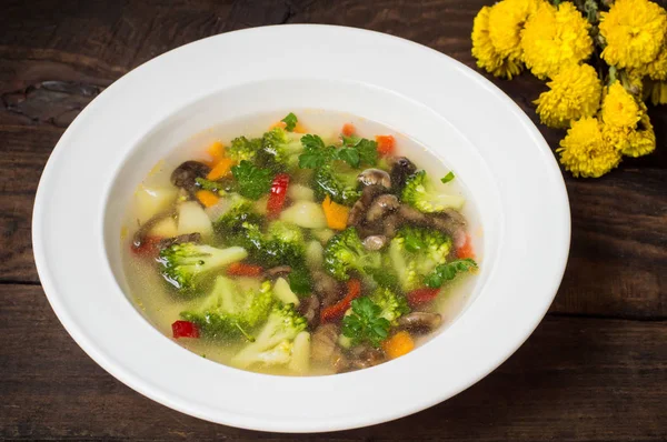 ブロッコリー、キノコ、ハーブ入り野菜スープ。木製の背景。平面図です。クローズ アップ — ストック写真