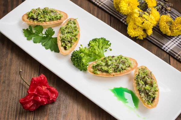 Tartlets recheados com brócolis de carne picada e atum. Fundo de madeira — Fotografia de Stock