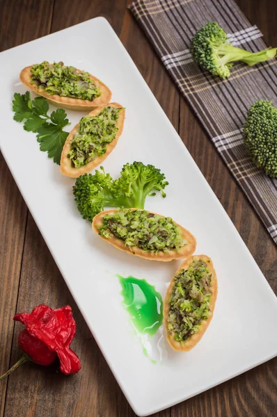 Crocchette ripiene di broccoli di carne macinata e tonno. Sfondo in legno — Foto Stock