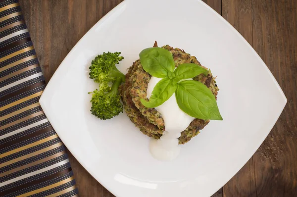Brokkoli és a spenót palacsinta joghurt dresszinggel friss fűszernövények. — Stock Fotó