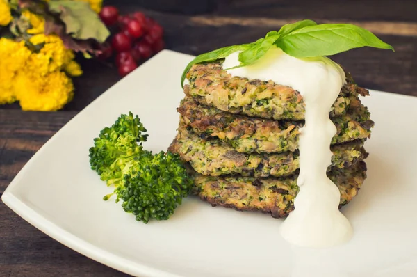 Brokkoli és a spenót palacsinta joghurt dresszinggel friss fűszernövények. — Stock Fotó