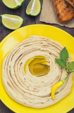 Humus - püresi nohut meze, genellikle yapılmış oluşur zeytinyağı, sarımsak, limon suyu, kırmızı biber, Tahin.