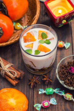 tazelik kesilmiş meyve, bal yoğurt tarihinde Trabzon hurması