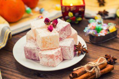 Zevk veya Lokum - ek nişasta ve fındık ile şeker un tatlılık. En yaygın Türkçe, şimdi sadece olarak adlandırılır. Ahşap arka plan. Üstten Görünüm