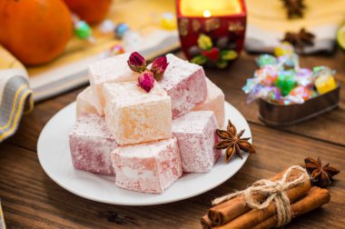 Zevk veya Lokum - ek nişasta ve fındık ile şeker un tatlılık. En yaygın Türkçe, şimdi sadece olarak adlandırılır. Ahşap arka plan. Üstten Görünüm