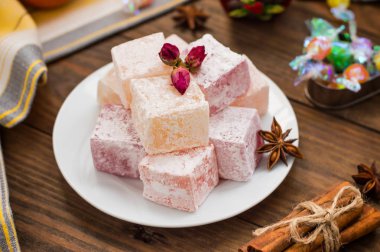 Zevk veya Lokum - ek nişasta ve fındık ile şeker un tatlılık. En yaygın Türkçe, şimdi sadece olarak adlandırılır. Ahşap arka plan. Üstten Görünüm