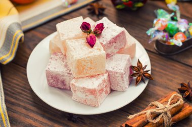 Zevk veya Lokum - ek nişasta ve fındık ile şeker un tatlılık. En yaygın Türkçe, şimdi sadece olarak adlandırılır. Ahşap arka plan. Üstten Görünüm