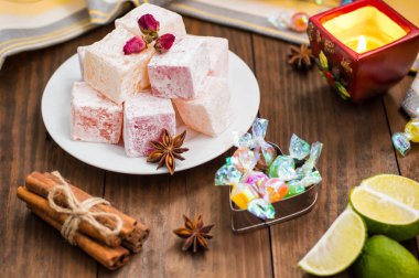 Zevk veya Lokum - ek nişasta ve fındık ile şeker un tatlılık. En yaygın Türkçe, şimdi sadece olarak adlandırılır. Ahşap arka plan. Üstten Görünüm