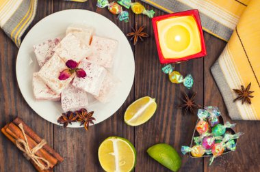 Zevk veya Lokum - ek nişasta ve fındık ile şeker un tatlılık. En yaygın Türkçe, şimdi sadece olarak adlandırılır. Ahşap arka plan. Üstten Görünüm