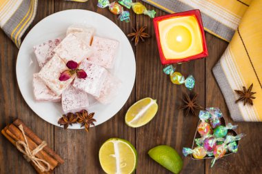 Zevk veya Lokum - ek nişasta ve fındık ile şeker un tatlılık. En yaygın Türkçe, şimdi sadece olarak adlandırılır. Ahşap arka plan. Üstten Görünüm