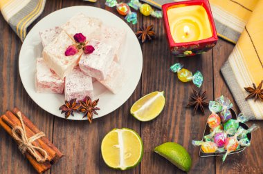 Zevk veya Lokum - ek nişasta ve fındık ile şeker un tatlılık. En yaygın Türkçe, şimdi sadece olarak adlandırılır. Ahşap arka plan. Üstten Görünüm