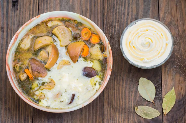 Zuppa di funghi con panna. Sfondo in legno. Vista dall'alto — Foto Stock