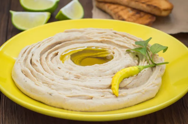 Hummus - mosade kikärter förrätt, består vanligtvis består av citronsaft, olivolja, paprika, vitlök, sesam pasta. — Stockfoto