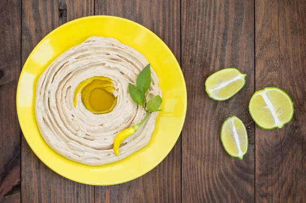 Hummus - puree van kikkererwten voorgerecht, gewoonlijk samengesteld bestaat uit olijfolie met knoflook, citroensap, paprikapoeder, sesam plakken. — Stockfoto