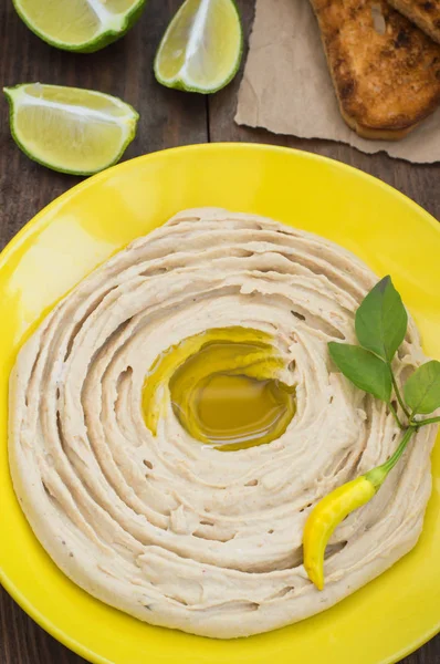 Hummus - mosade kikärter förrätt, består vanligtvis består av citronsaft, olivolja, paprika, vitlök, sesam pasta. — Stockfoto