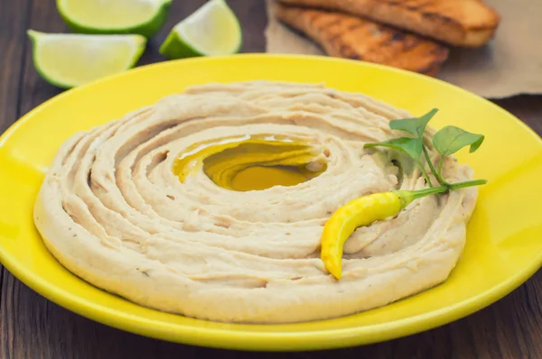 Hummus - purê de grão de bico aperitivo, composto geralmente por azeite, alho, suco de limão, páprica, pasta de gergelim . — Fotografia de Stock