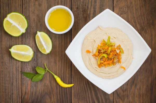 Hummus - kaše cizrny předkrm, skládá se obvykle skládá z olivového oleje, česnek, citronová šťáva, paprika, sezamová pasta. — Stock fotografie