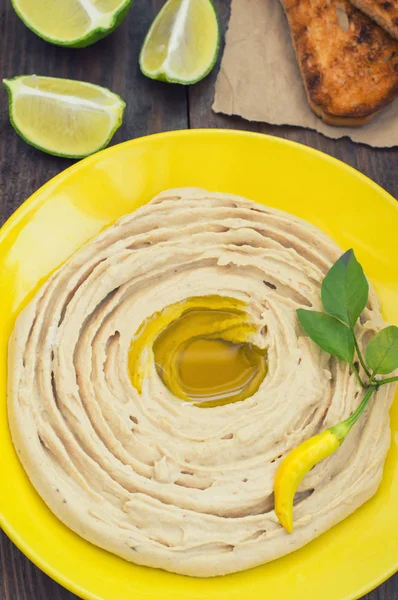 Hummus - purée de pois chiches apéritif, composé généralement d'huile d'olive, ail, jus de citron, paprika, pâte de sésame . — Photo