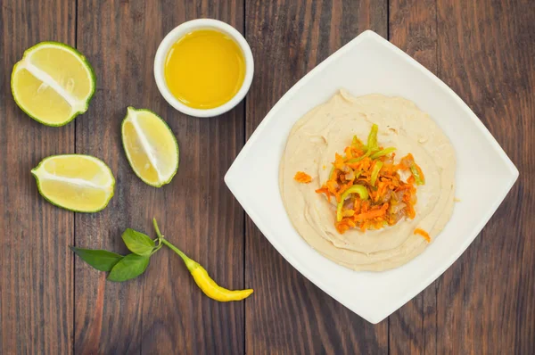 Hummus - puree van kikkererwten voorgerecht, gewoonlijk samengesteld bestaat uit olijfolie met knoflook, citroensap, paprikapoeder, sesam plakken. — Stockfoto