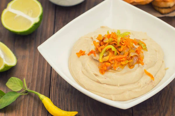 Hummus - puree van kikkererwten voorgerecht, gewoonlijk samengesteld bestaat uit olijfolie met knoflook, citroensap, paprikapoeder, sesam plakken. — Stockfoto