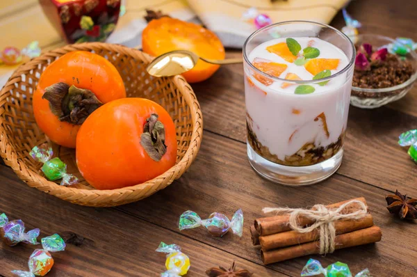 Fruta fresca cortada, caqui sobre yogur de miel — Foto de Stock