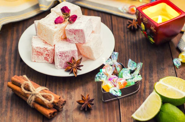 Zevk veya Lokum - ek nişasta ve fındık ile şeker un tatlılık. En yaygın Türkçe, şimdi sadece olarak adlandırılır. Ahşap arka plan. Üstten Görünüm