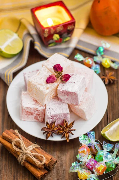 Zevk veya Lokum - ek nişasta ve fındık ile şeker un tatlılık. En yaygın Türkçe, şimdi sadece olarak adlandırılır. Ahşap arka plan. Üstten Görünüm