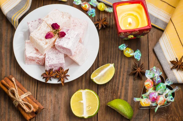 Zevk veya Lokum - ek nişasta ve fındık ile şeker un tatlılık. En yaygın Türkçe, şimdi sadece olarak adlandırılır. Ahşap arka plan. Üstten Görünüm