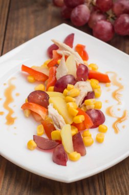 Üzüm ve beyaz yemek Tavuk salatası. Ahşap arka plan. Üstten Görünüm