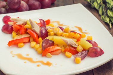 Üzüm ve beyaz yemek Tavuk salatası. Ahşap arka plan. Üstten Görünüm