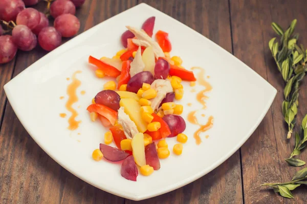 Üzüm ve beyaz yemek Tavuk salatası. Ahşap arka plan. Üstten Görünüm