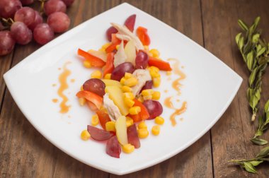 Üzüm ve beyaz yemek Tavuk salatası. Ahşap arka plan. Üstten Görünüm