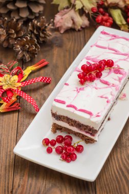 Kiraz kek krem ve kırmızı kuş üzümü ile. Ahşap arka plan. Üstten Görünüm. Yakın çekim