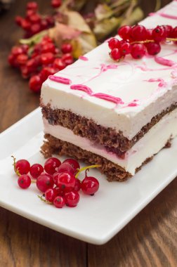 Kiraz kek krem ve kırmızı kuş üzümü ile. Ahşap arka plan. Üstten Görünüm. Yakın çekim