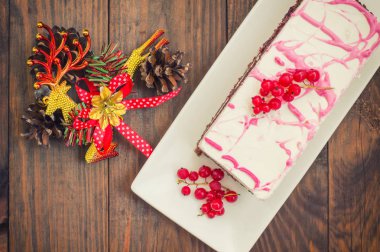 Kiraz kek krem ve kırmızı kuş üzümü ile. Ahşap arka plan. Üstten Görünüm. Yakın çekim