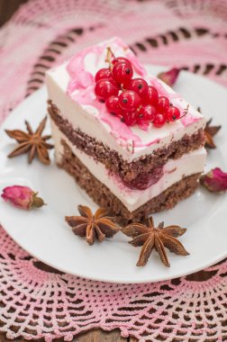 Kiraz kek krem ve kırmızı kuş üzümü ile. Ahşap arka plan. Üstten Görünüm. Yakın çekim