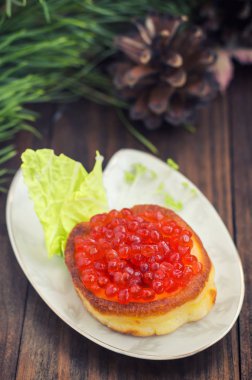 sağlıklı meze: beyaz Çin plaka üzerinde kırmızı havyar ile sandviç. Ahşap arka plan. Üstten Görünüm. Yakın çekim