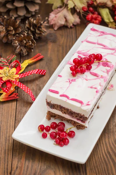 Kiraz kek krem ve kırmızı kuş üzümü ile. Ahşap arka plan. Üstten Görünüm. Yakın çekim